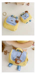 Détail du sac à dos enfant en velours jaune avec carreaux bleus et breloque ours