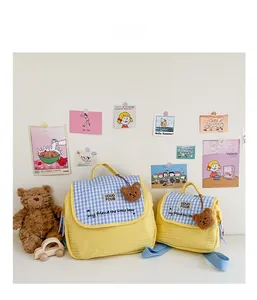 Ensemble de sacs à dos matelassés jaunes avec carreaux bleus et breloques ours en peluche