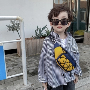 Sac de poitrine tendance jaune et bleu marine pour garçon avec bandoulière réglable