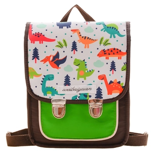 Kinderrucksack mit bunten Dinosaurier-Prints und grüner Fronttasche für die Schule