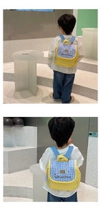 Détail du sac à dos enfant jaune matelassé avec rabat à carreaux bleus et petit ours