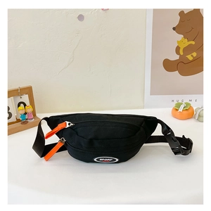 Details einer schwarzen Canvas-Gürteltasche mit orangefarbenem Reißverschlusszug