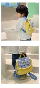 Détails du sac à dos matelassé jaune pour enfant avec rabat à carreaux bleus et poignée