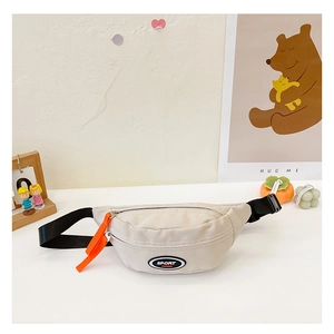 Detail der beigen Nylon-Kindertasche mit Sport-Logo und orangefarbenem Reißverschlusszug