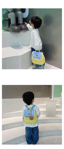 Détail du sac à dos matelassé pour enfant avec couleurs contrastées et peluche ours