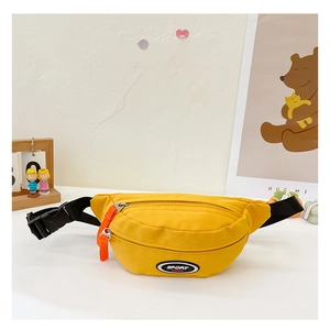 Detailansicht der gelben Kinder-Umhängetasche aus Canvas mit Sport-Logo und orangem Reißverschluss