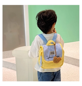 Vue détaillée d'un sac à dos enfant matelassé jaune avec un porte-clés ours en peluche