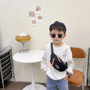 Coole schwarze Sport-Brusttasche für Kinder mit orangefarbenen Reißverschlüssen für Jungen