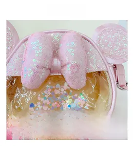 Détail du nœud pailleté rose et des paillettes fluides d'un sac à bandoulière fille