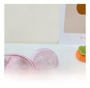 Gros plan d'un sac à paillettes roses avec oreilles rondes et finitions soignées