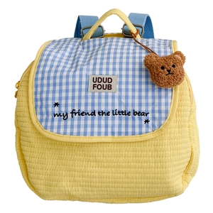 Sac à dos enfant matelassé jaune avec rabat à carreaux bleus et breloque ours en peluche