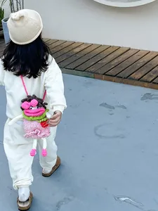 Détails d'un sac à bandoulière en crochet pour enfant avec motif de fraise