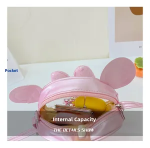 Détail de la capacité interne de la pochette rose à paillettes en forme de lapin
