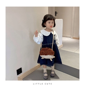 Détail du sac bandoulière hérisson tricoté main porté avec une robe en jean
