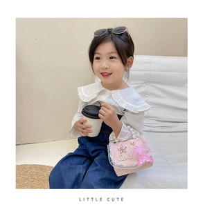 Détail du sac à main rose princesse avec perles et motif Elsa pour petites filles