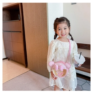 Détail du petit sac rond rose pour enfants avec paillettes brillantes et oreilles en peluche