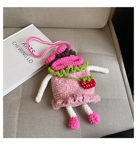 Détail du sac à bandoulière en tricot pour enfant avec poche fraise et froufrous