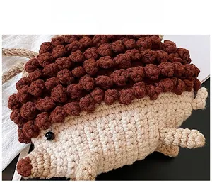 Gros plan détaillé du sac hérisson en tricot fait main montrant la texture des pompons