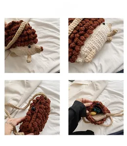 Détail de sac hérisson fait main montrant le crochet 3D texturé et le fil de laine doux