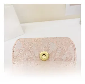 Détails de broderie en dentelle rose avec boucle magnétique dorée sur un sac pour filles