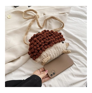 Vue détaillée d'un sac hérisson au crochet avec texture tricotée et bandoulière fine