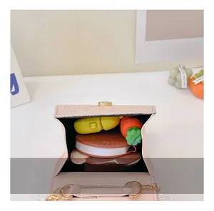 Détails de la capacité intérieure du sac à main rose avec texture craquelée chic