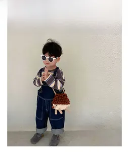 Sac bandoulière hérisson au crochet pour enfant porté par un mannequin sur fond blanc