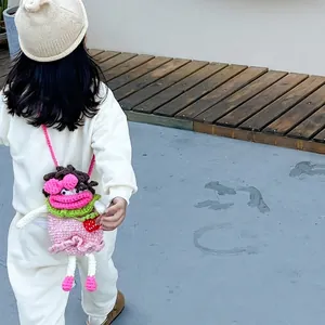 Sac à bandoulière monstre en tricot rose pour filles avec breloque fraise