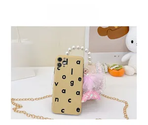 Comparaison de taille d'un mini sac princesse sirène rose avec perles et chaîne dorée