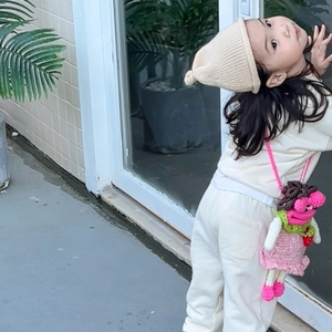 Sac bandoulière rose au crochet pour enfants avec design de dessin animé mignon