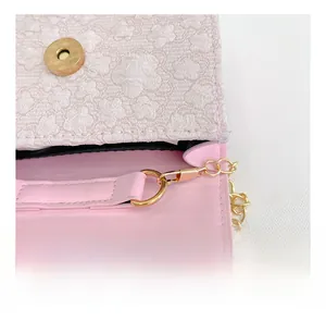 Detail der rosa Blumentextur, Gold-Magnetverschluss und Metallkette der Kindertasche