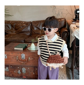 Détail d'un sac hérisson fait main au crochet avec gilet rayé et pantalon violet