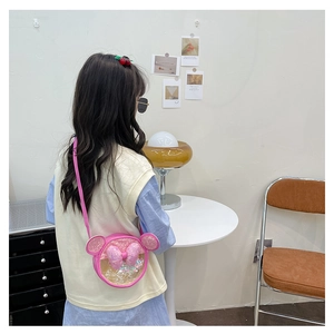 Détail du sac rose à paillettes pour filles avec oreilles rondes et nœud papillon
