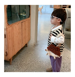 Vue détaillée d'un sac bandoulière hérisson tricoté main pour enfants avec membres 3D