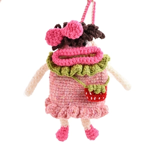 Mini sac bandoulière en crochet rose avec petite pochette fraise et détails volantés