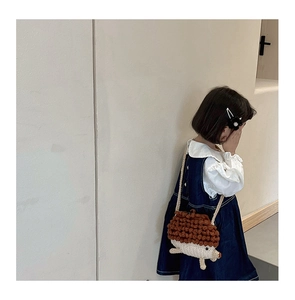 Détail d'un sac à bandoulière hérisson tricoté main pour enfants avec texture douce et oreilles