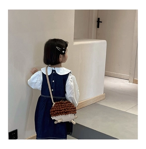 Détail du sac bandoulière hérisson tricoté main avec pointes en relief sur le dos d'enfant