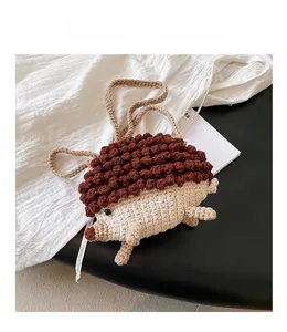 Gros plan détaillé du sac bandoulière hérisson au crochet beige avec textures en relief 3D