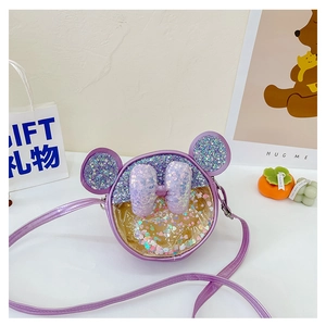 Détail du sac bandoulière violet à paillettes avec oreilles de souris et nœud mignon