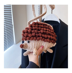 Détail d'un sac hérisson au crochet marron avec des motifs de tricot 3D texturés