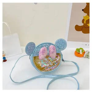 Détail du sac bandoulière à paillettes bleues avec oreilles et nœud rose