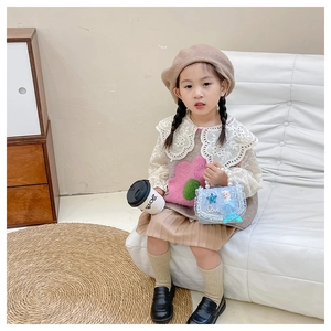 Détail d'un sac à main princesse pour enfant avec perles, paillettes et motif Elsa