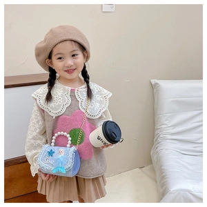 Fillette portant un sac bleu princesse sirène avec poignée en perle et motif Elsa