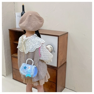Détail du sac bleu clair pour filles avec motif Elsa, poignée perle et chaîne dorée