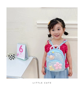 Détail du sac à dos bleu à paillettes pour enfant avec fleurs, ours et poignée en perles