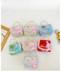 Détail de sacs à main en dentelle pour filles avec poignées en perles et sirènes