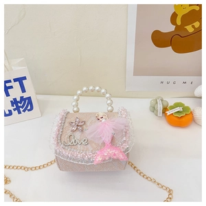 Détail du sac à main en dentelle rose pour filles avec poignée perle et breloque sirène