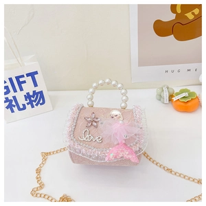 Détail du sac à main rose en dentelle pour fille avec poupée sirène, perles et chaîne