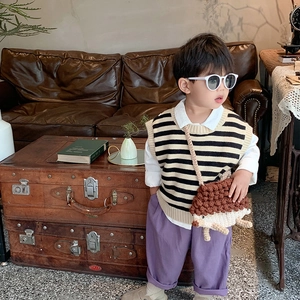 Tenue gilet en tricot pour enfant et chemise avec un joli sac hérisson au crochet