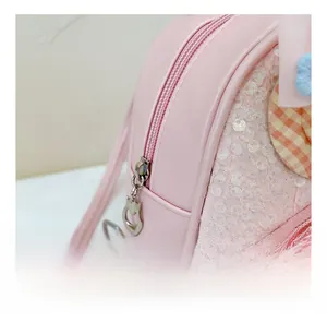 Détail du sac à dos rose pailleté pour enfant avec fermeture éclair en métal forme chat